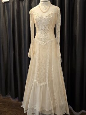 Vintage Lace Bridal Gown in Ivory